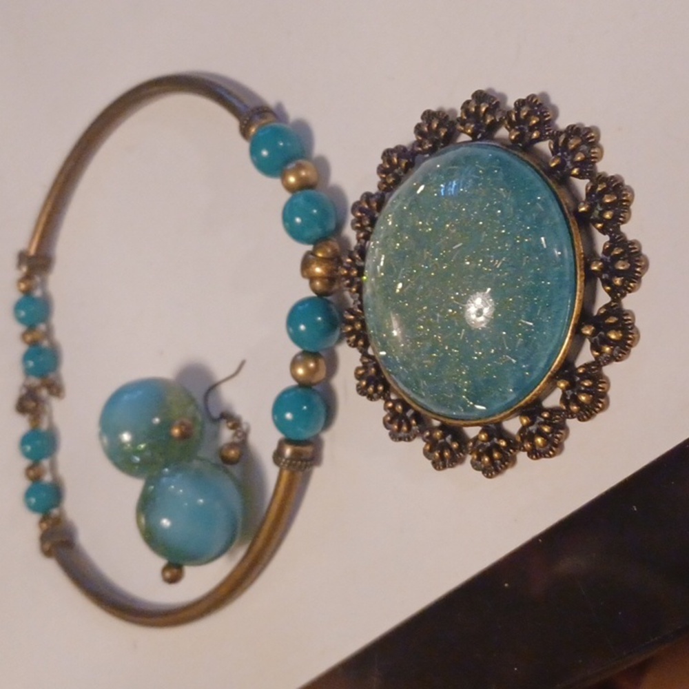 BRASS NECKLACE WITH GOLD SPARKLES, MATCHING EARRINGS.